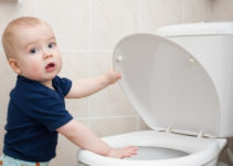 Niño aprende a usar wc