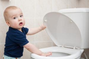 Niño aprende a usar wc