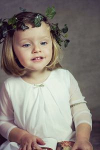 Imagen de niña utilizando traje a medida de ceremonias 